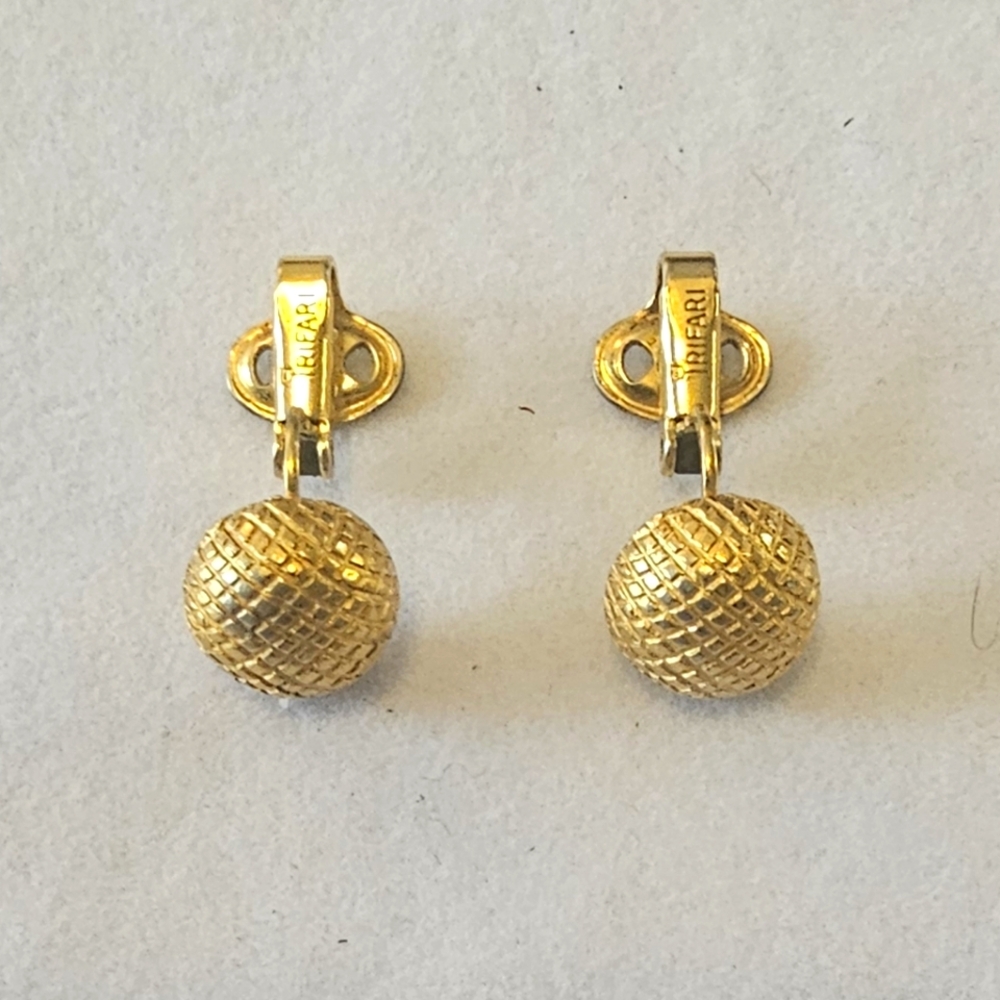 Vintage Crown Trifari Gold Button Clip On Earrings.